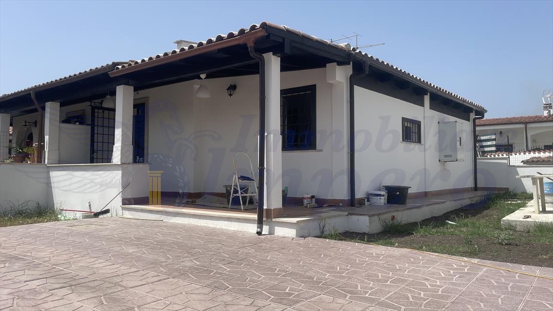 Villa con giardino in via gubbio 44, Ardea