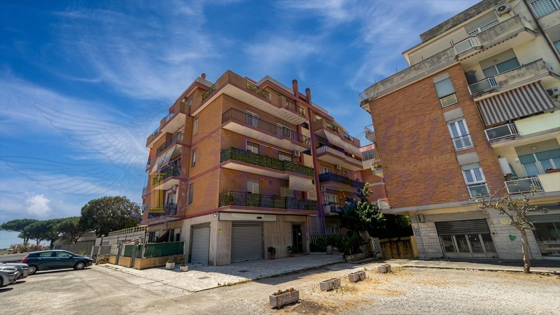Trilocale con box in viale danimarca 56, Pomezia