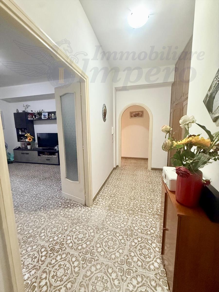 Trilocale con box in viale danimarca 56, Pomezia