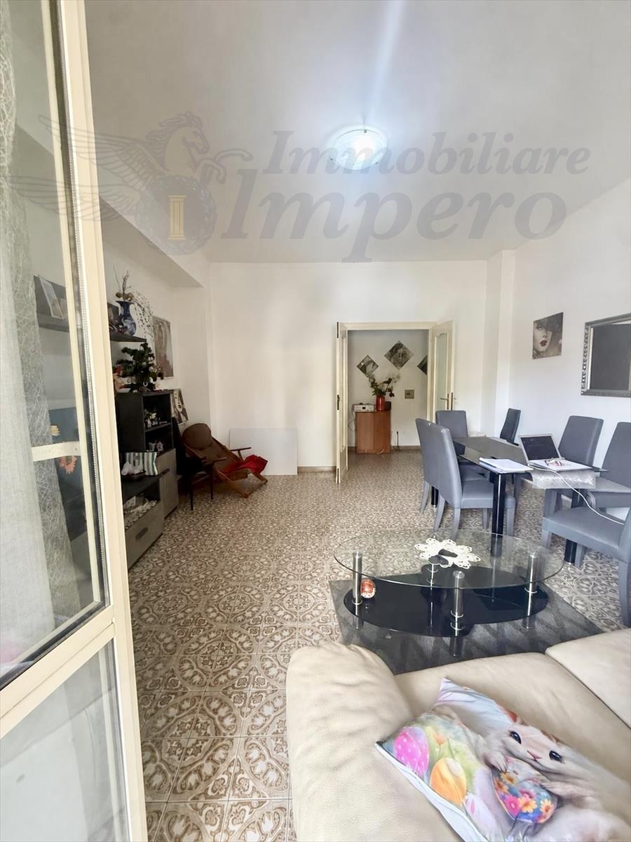 Trilocale con box in viale danimarca 56, Pomezia
