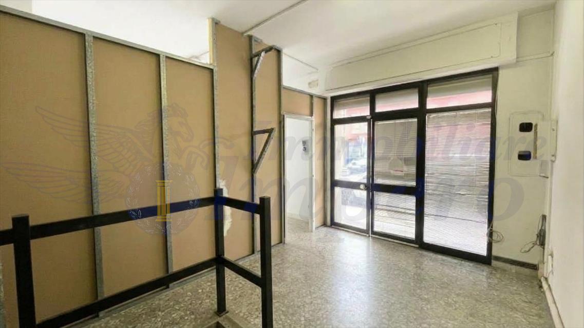 Negozio da ristrutturare in via alessandro manzoni n.53 - 55, Pomezia