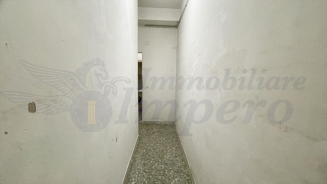 Negozio da ristrutturare in via alessandro manzoni n.53 - 55, Pomezia