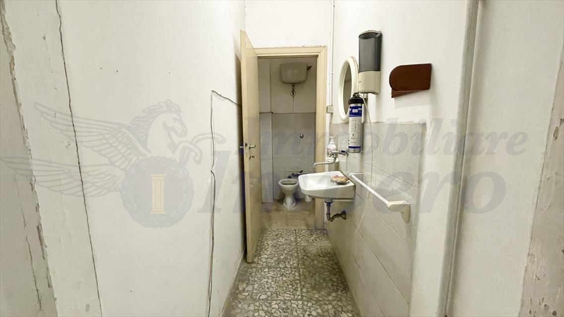 Negozio da ristrutturare in via alessandro manzoni n.53 - 55, Pomezia