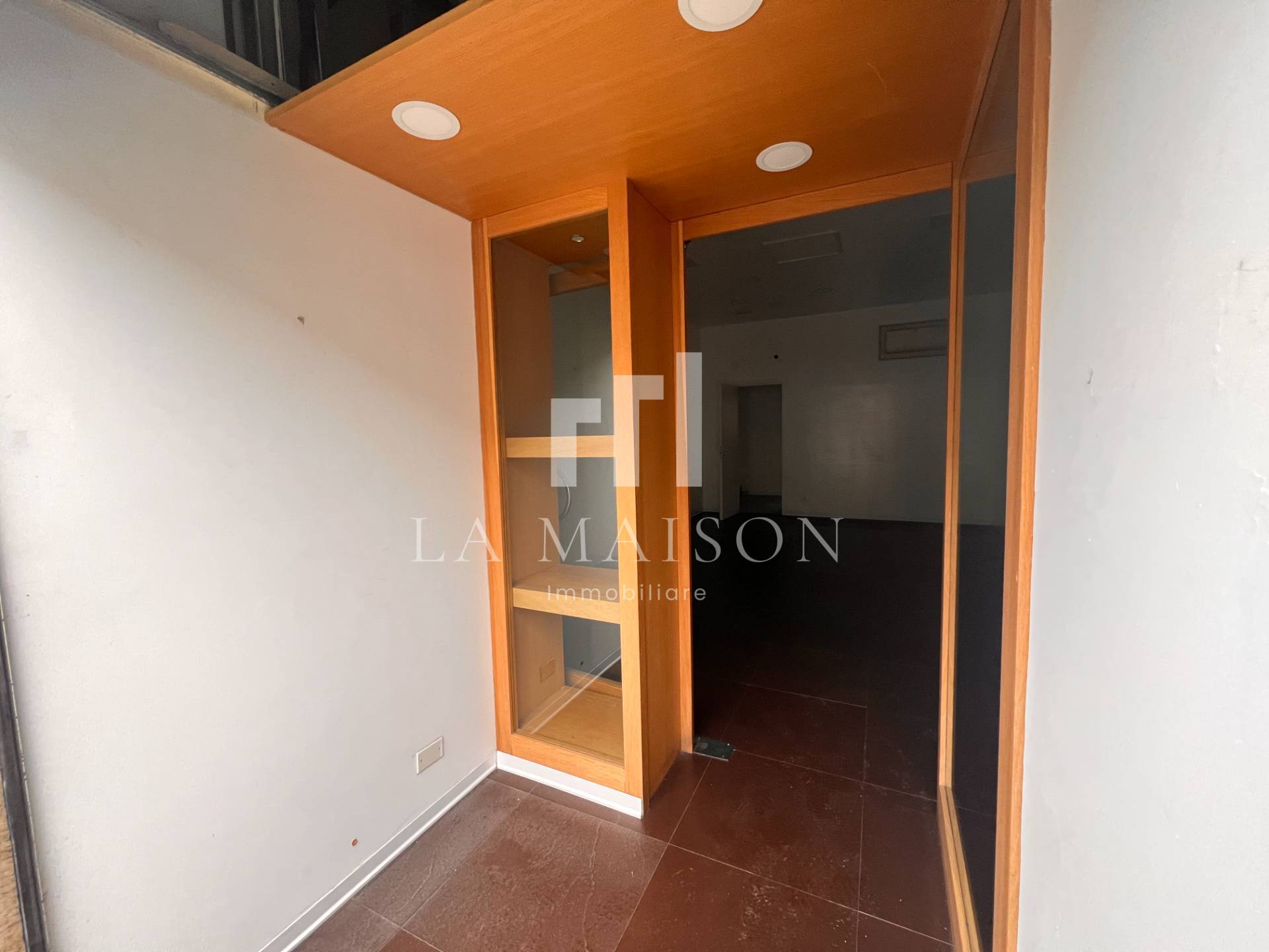 Locale commerciale in affitto a Campobasso, Centro