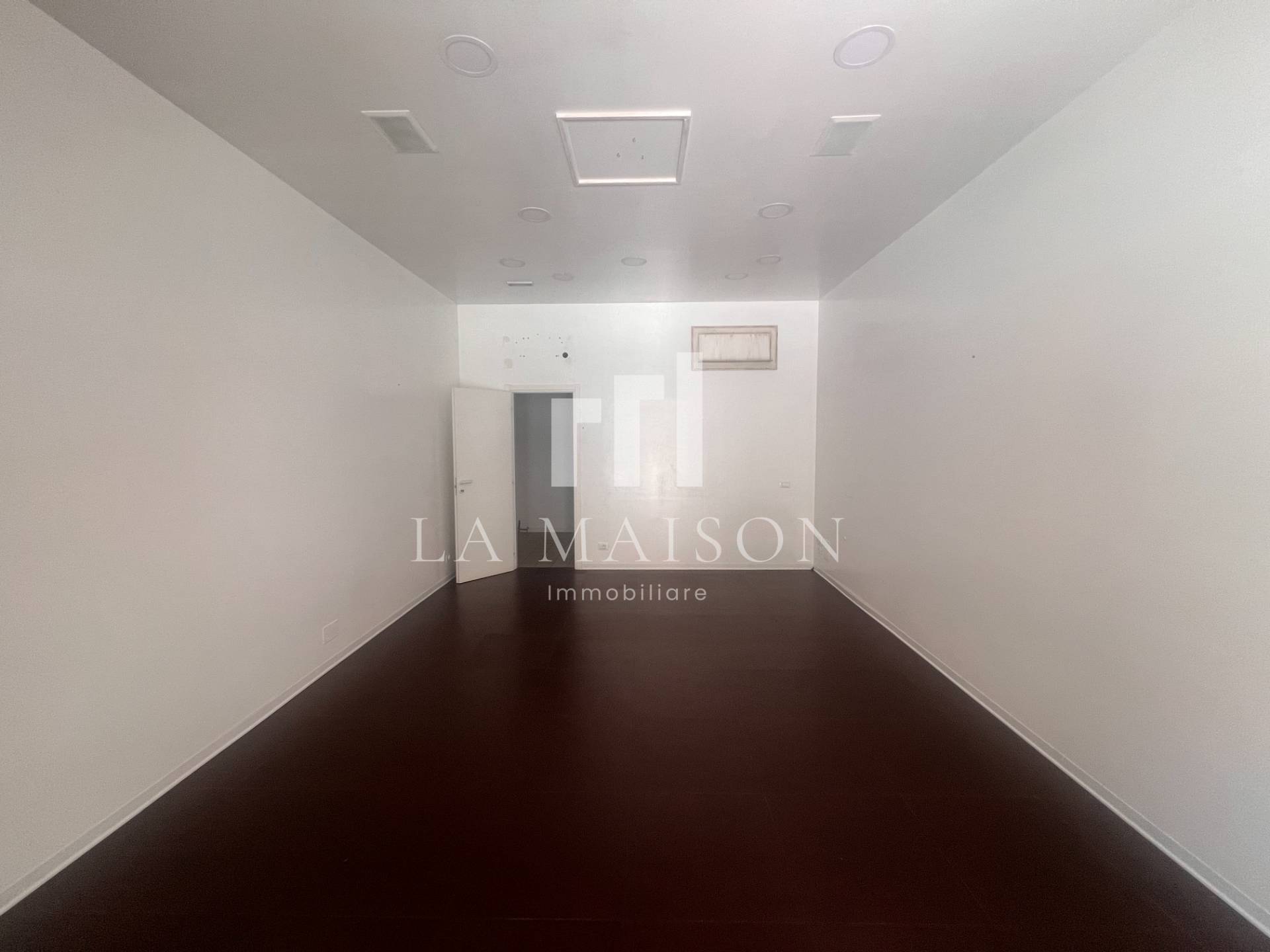 Locale commerciale in affitto a Campobasso, Centro