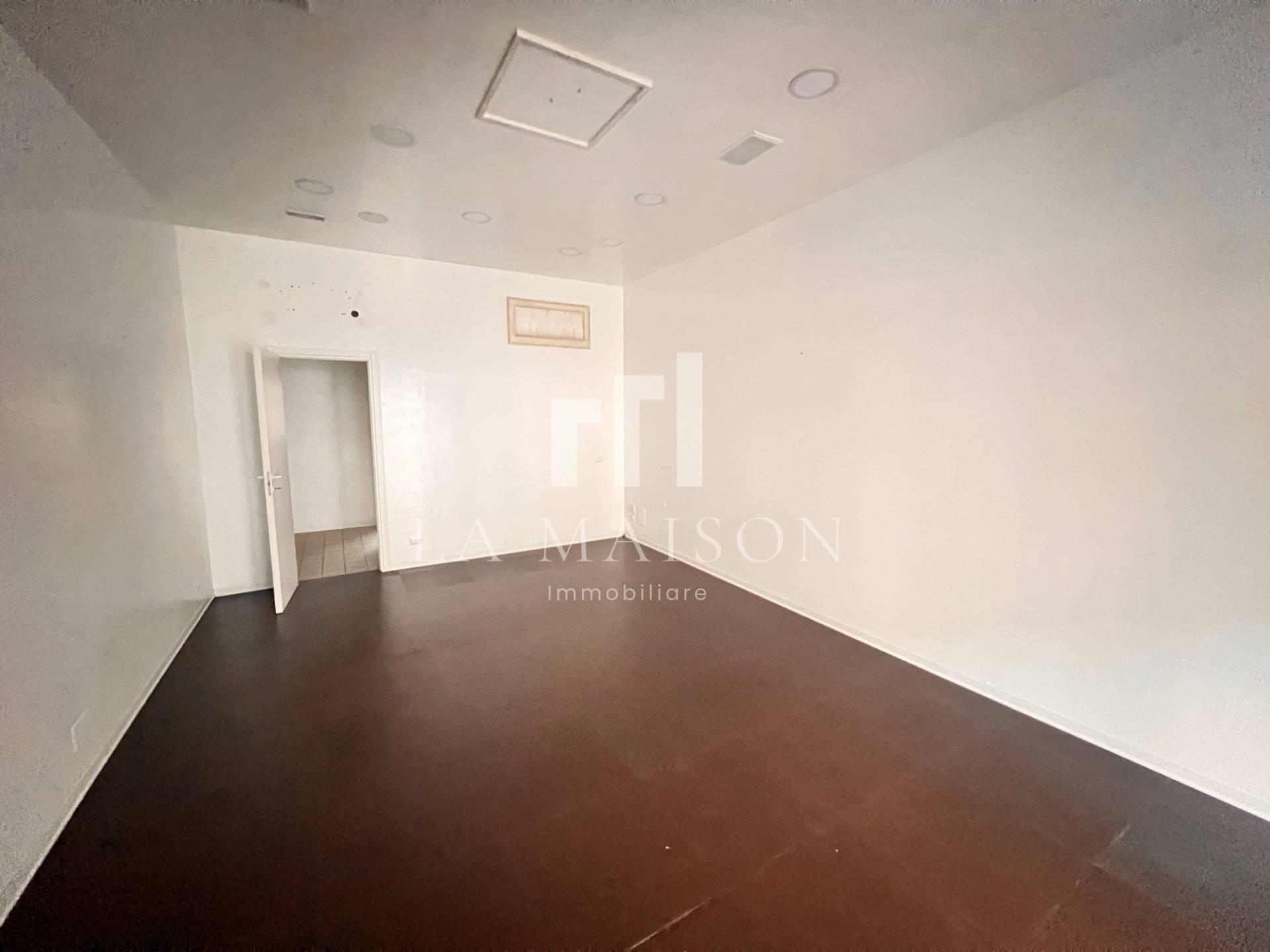 Locale commerciale in affitto a Campobasso, Centro