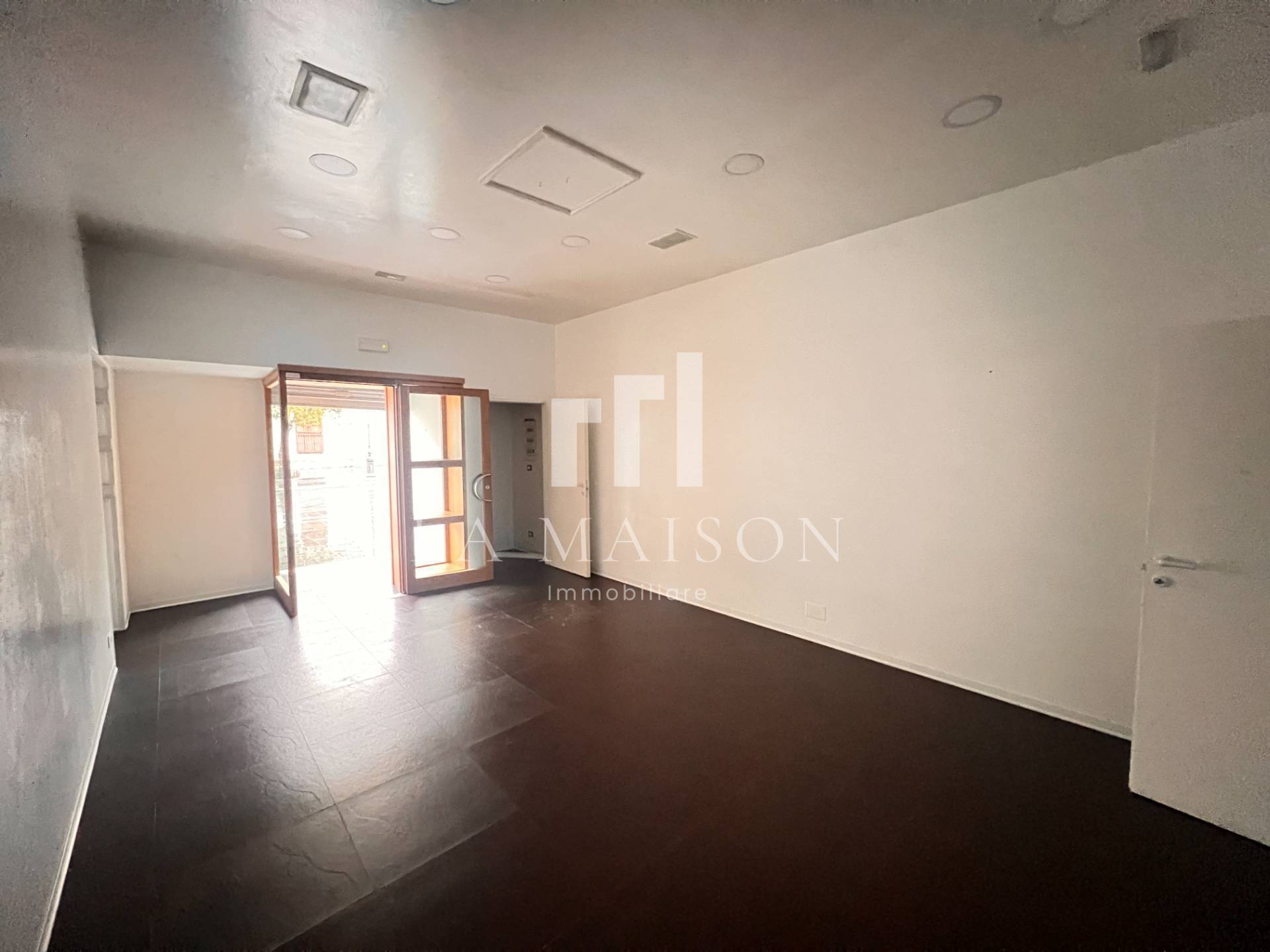 Locale commerciale in affitto a Campobasso, Centro