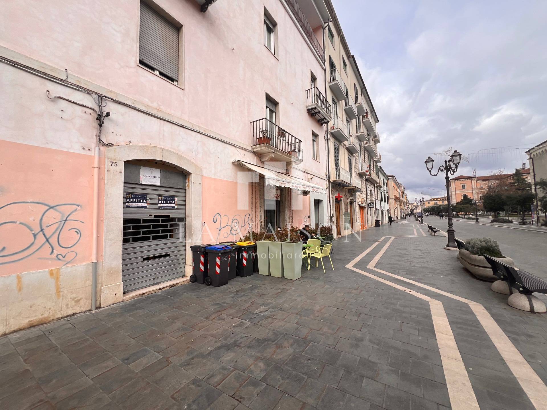 Locale commerciale in affitto a Campobasso, Centro