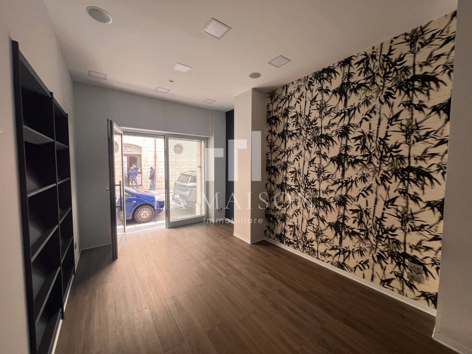 Locale commerciale in affitto a Campobasso, Centro