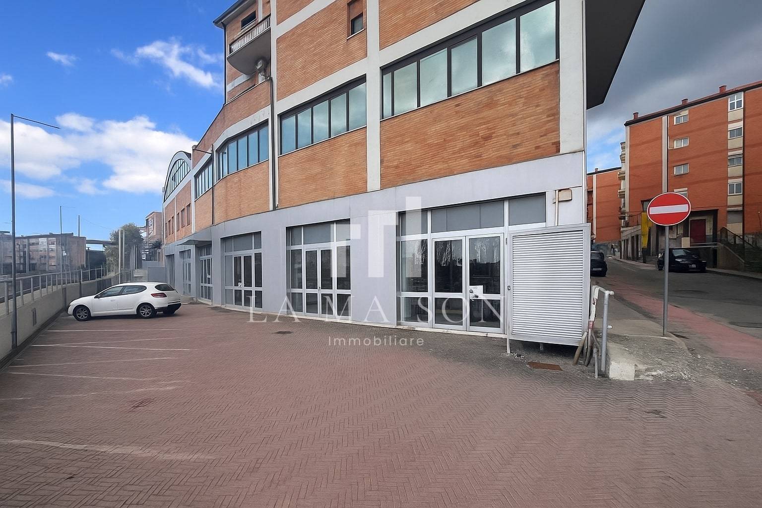 Locale commerciale in affitto a Campobasso, Semicentro