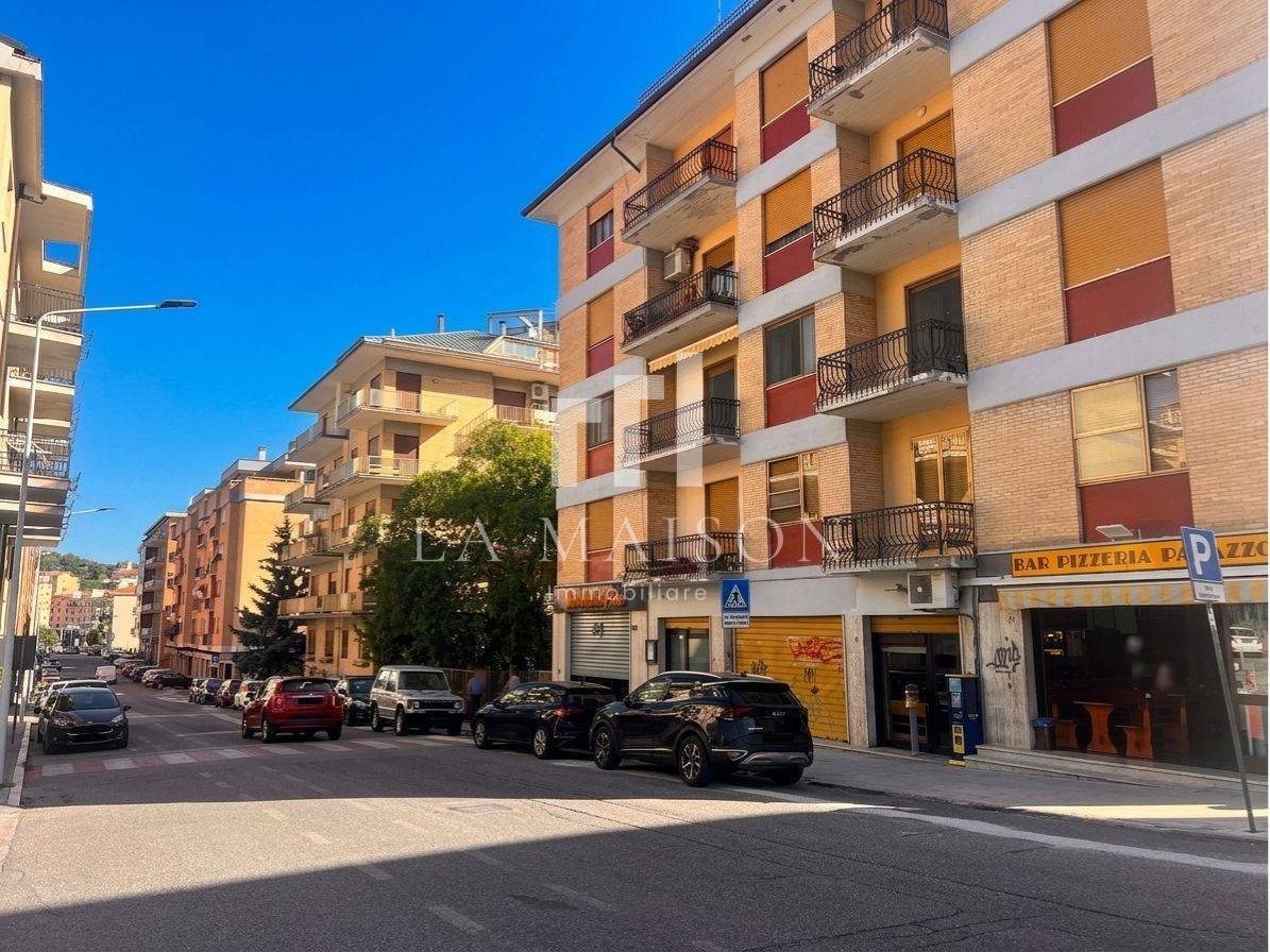 Locale commerciale in affitto a Campobasso, Semicentro
