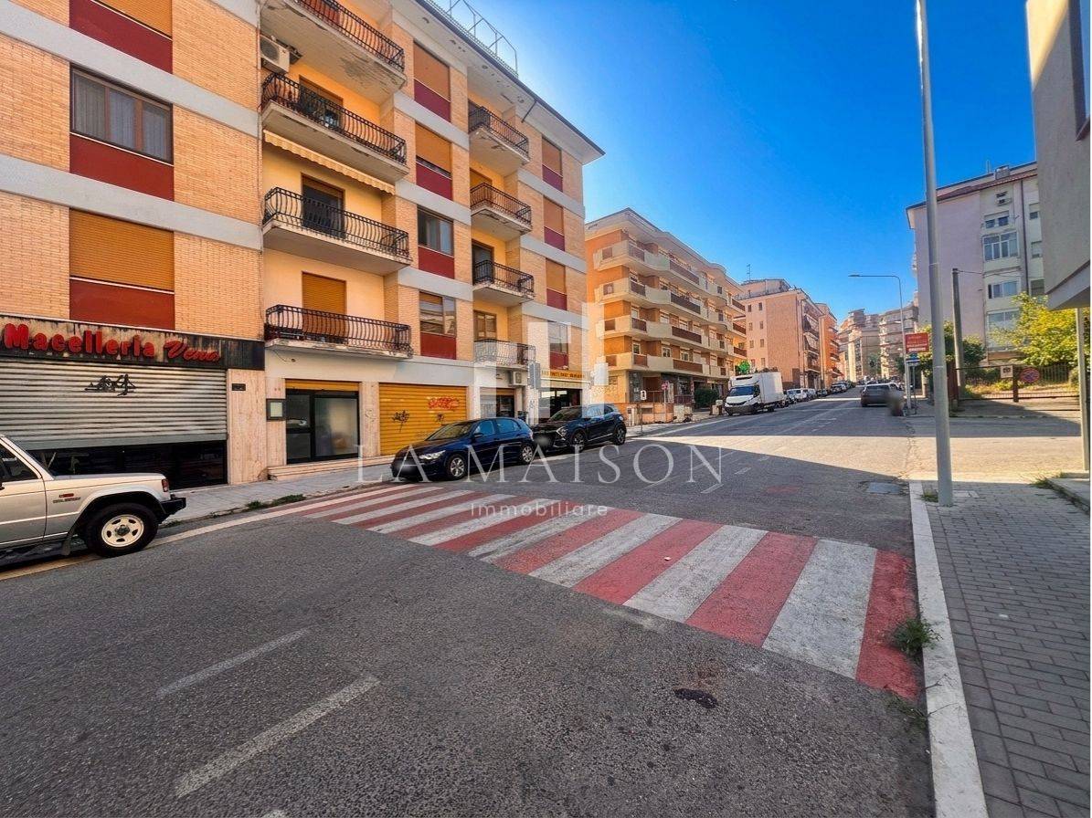Locale commerciale in affitto a Campobasso, Semicentro