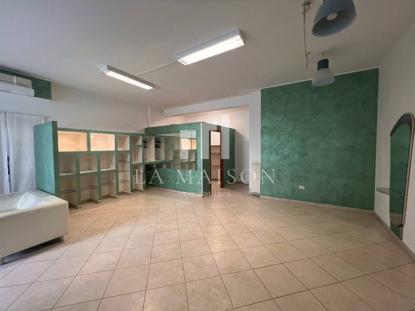 Locale commerciale in vendita a Campobasso, Semicentro