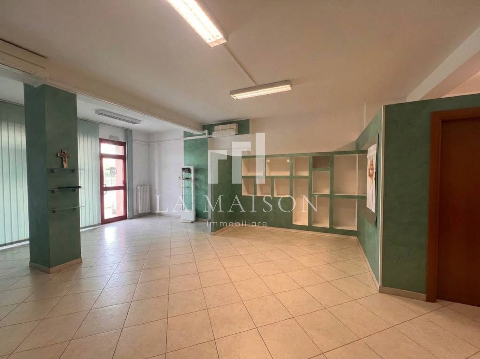 Locale commerciale in vendita a Campobasso, Semicentro