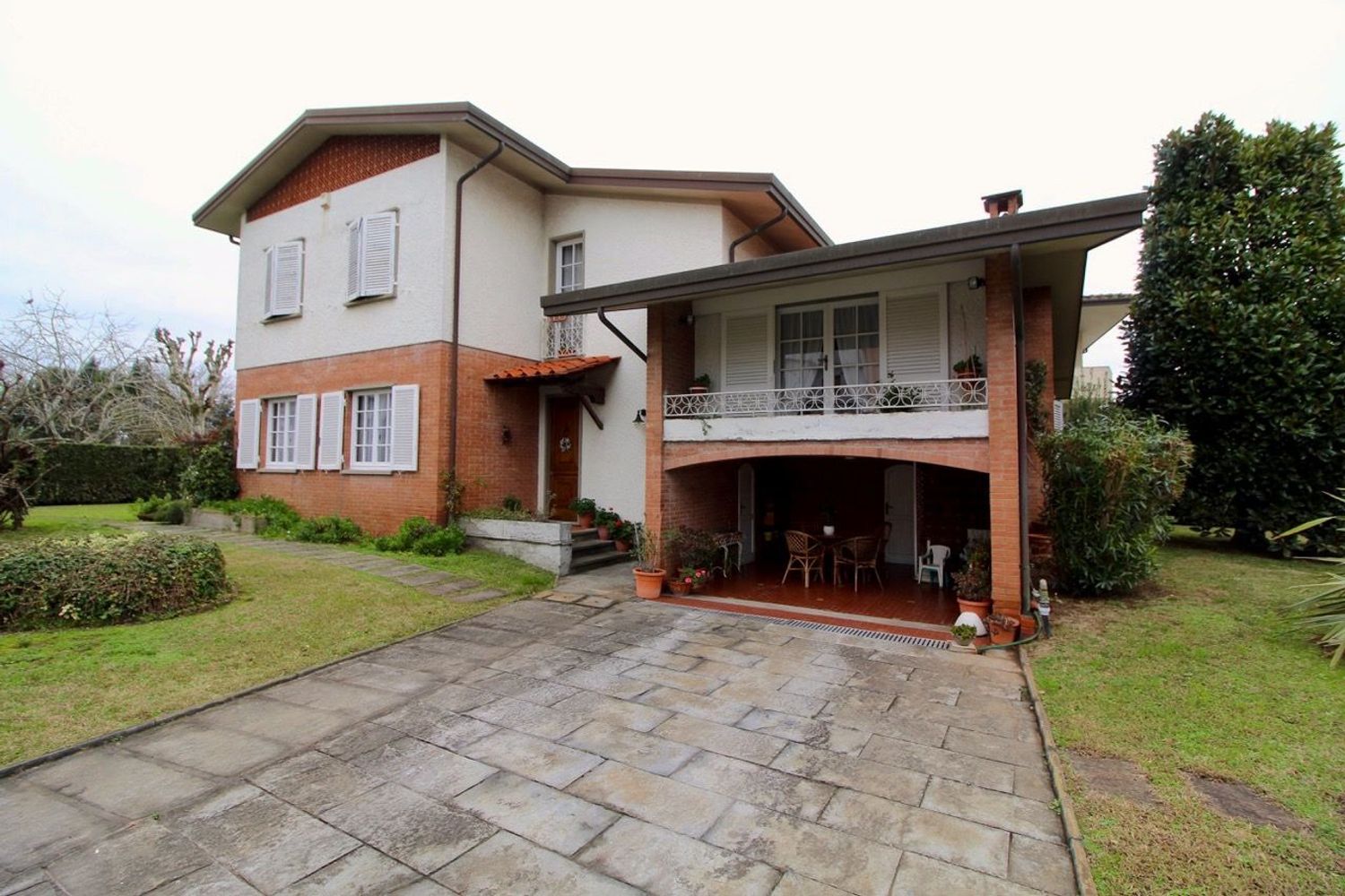 Villa con giardino a Pietrasanta