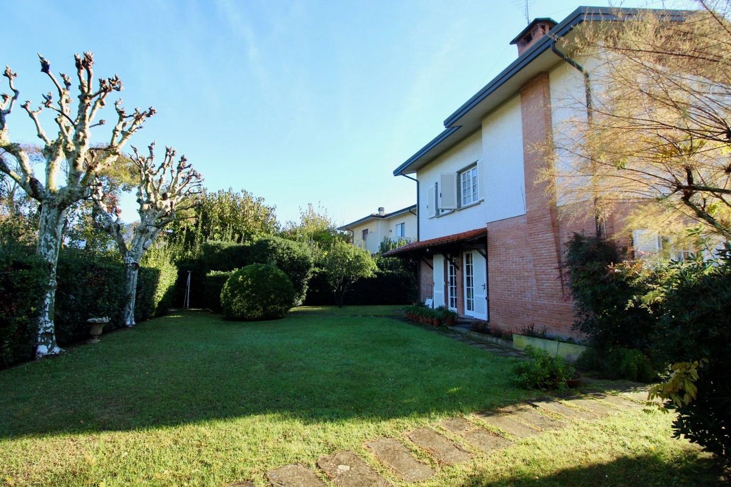 Villa con giardino a Pietrasanta