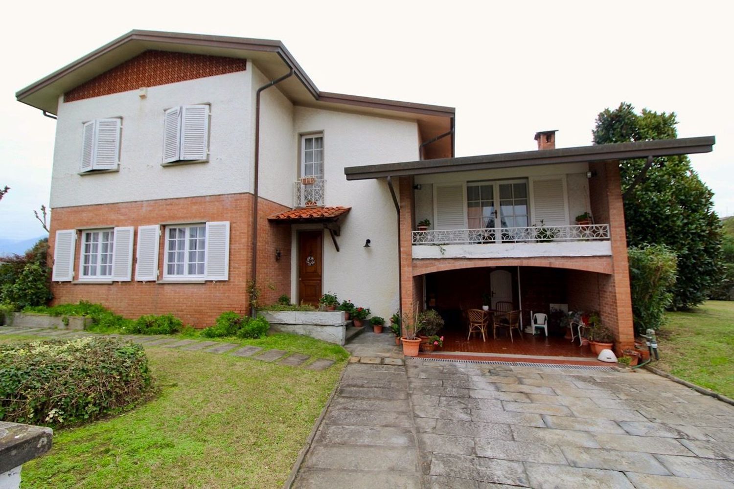 Villa con giardino a Pietrasanta