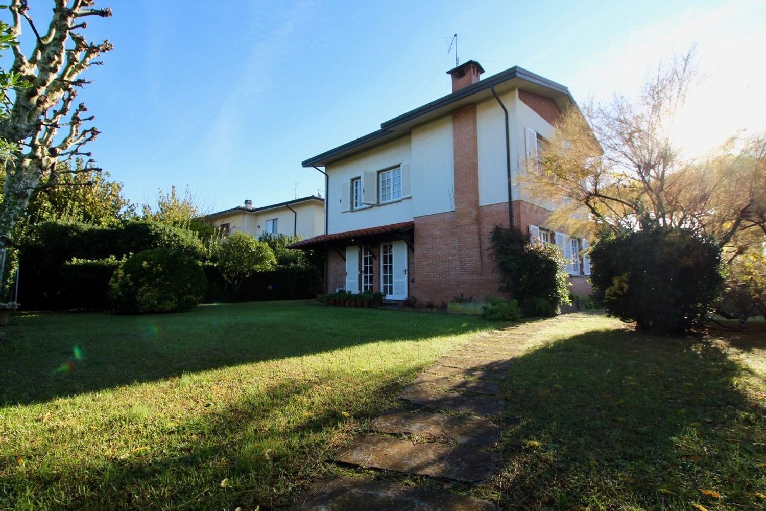 Villa con giardino a Pietrasanta