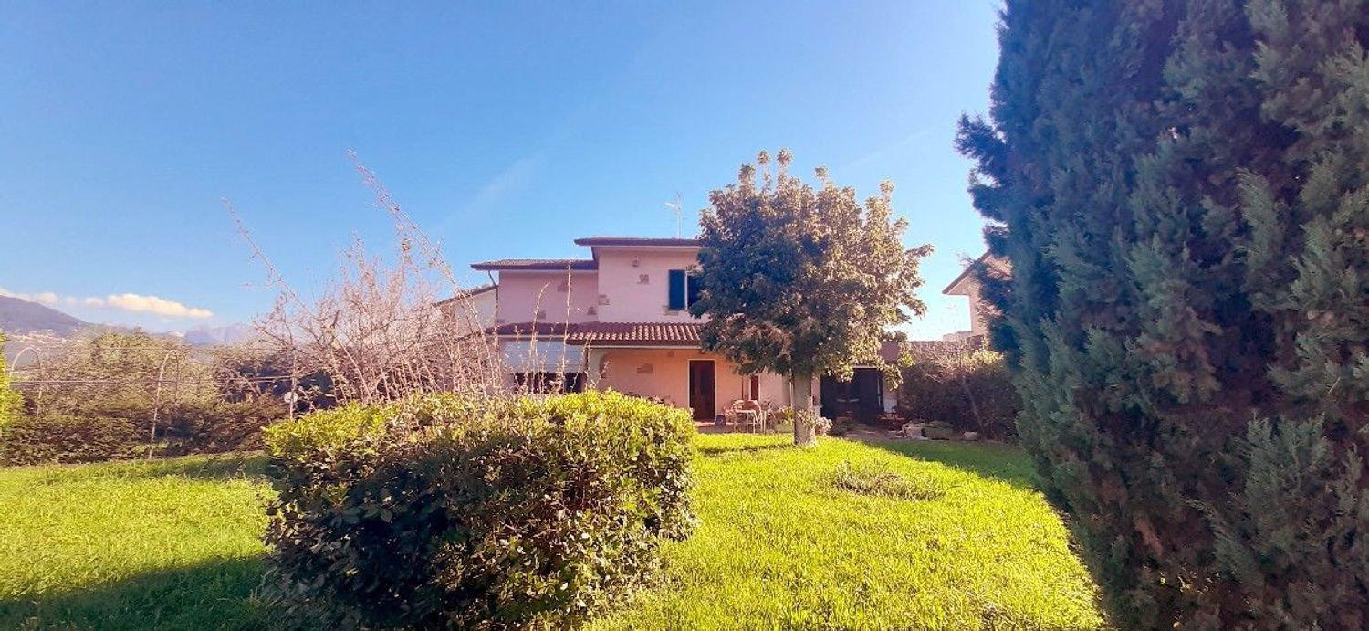 Villa con giardino a Camaiore