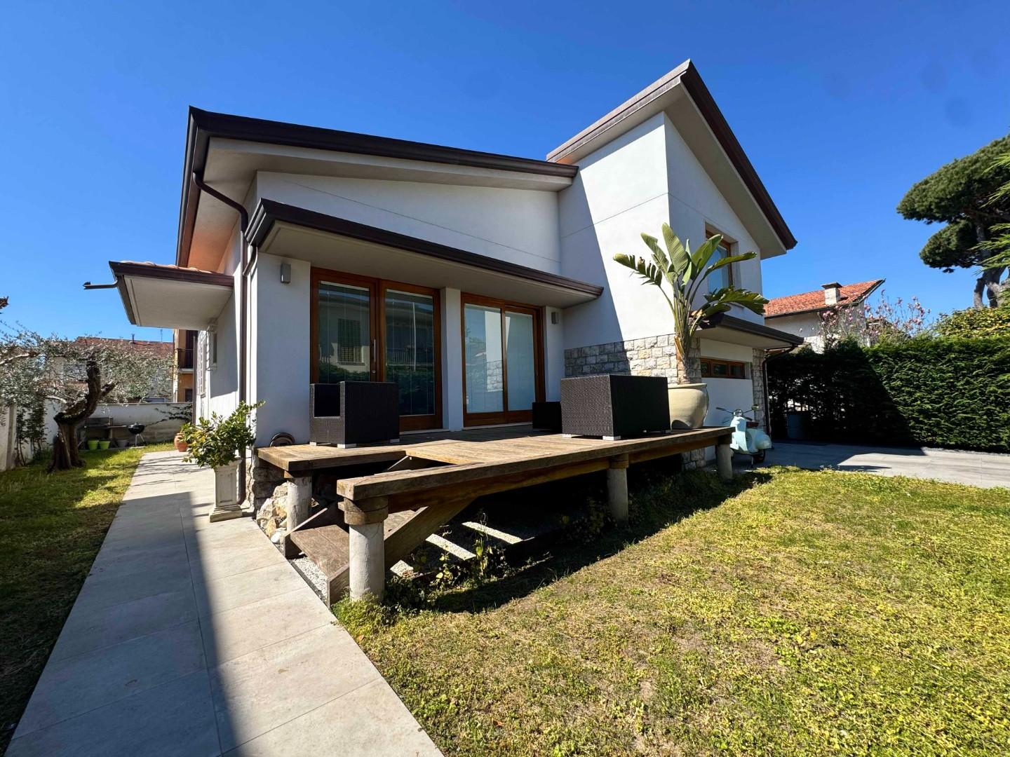 casa indipendente in vendita a Camaiore in zona Lido di Camaiore