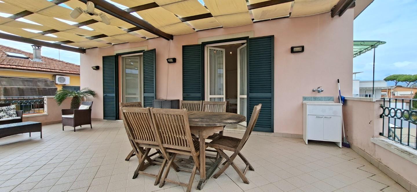 Quadrilocale con terrazzo, Camaiore lido di