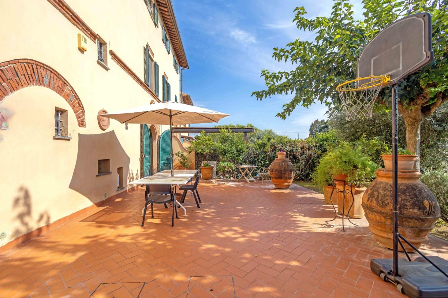 Rustico con giardino a Cascina