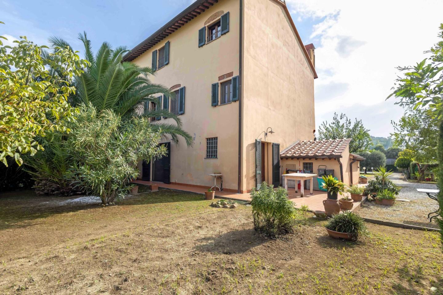 Rustico con giardino a Cascina