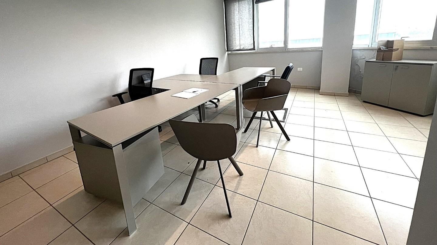 Ufficio in affitto a Cascina