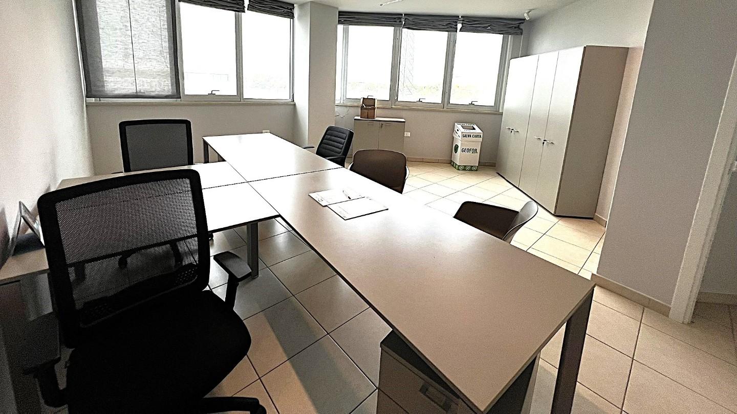 Ufficio in affitto a Cascina