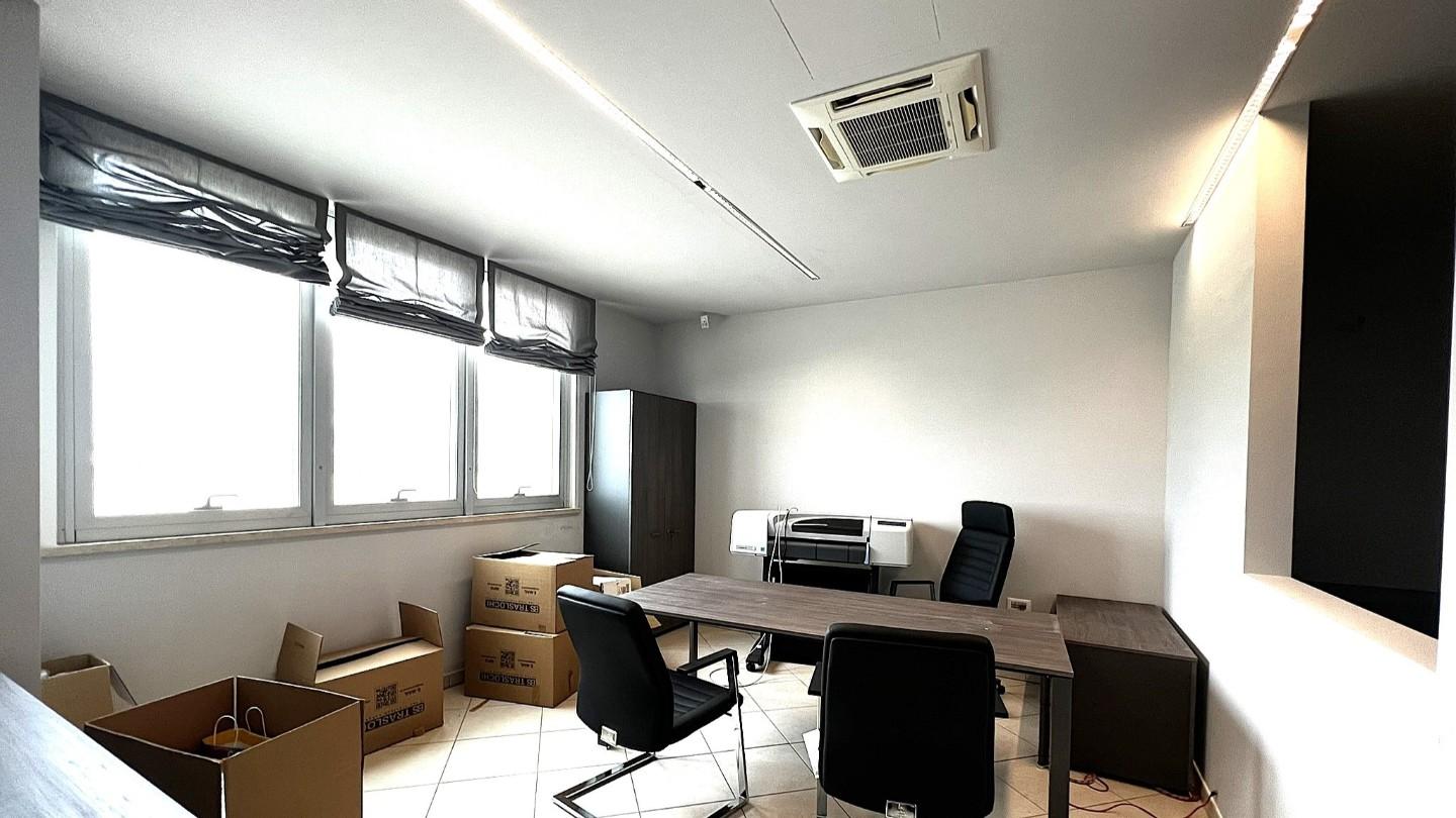Ufficio in affitto a Cascina