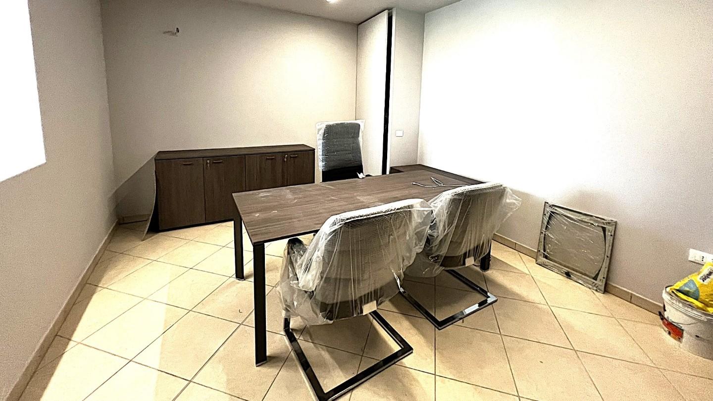 Ufficio in affitto a Cascina