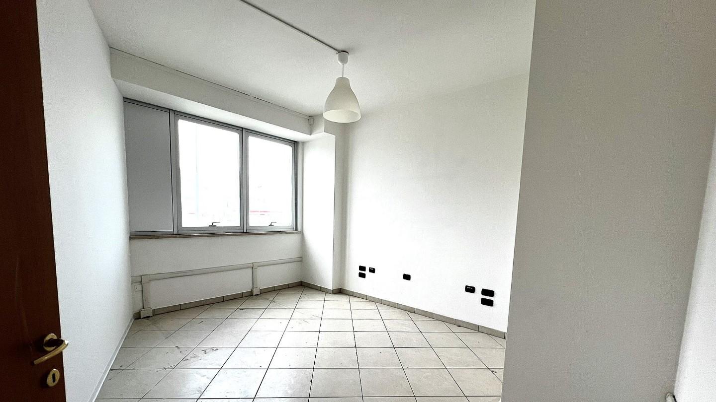 Ufficio in affitto a Cascina