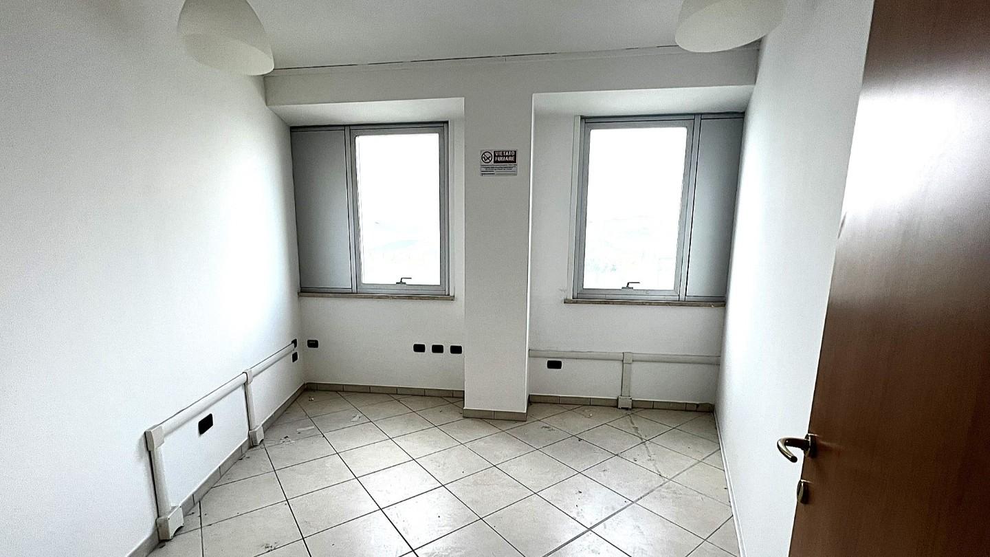 Ufficio in affitto a Cascina