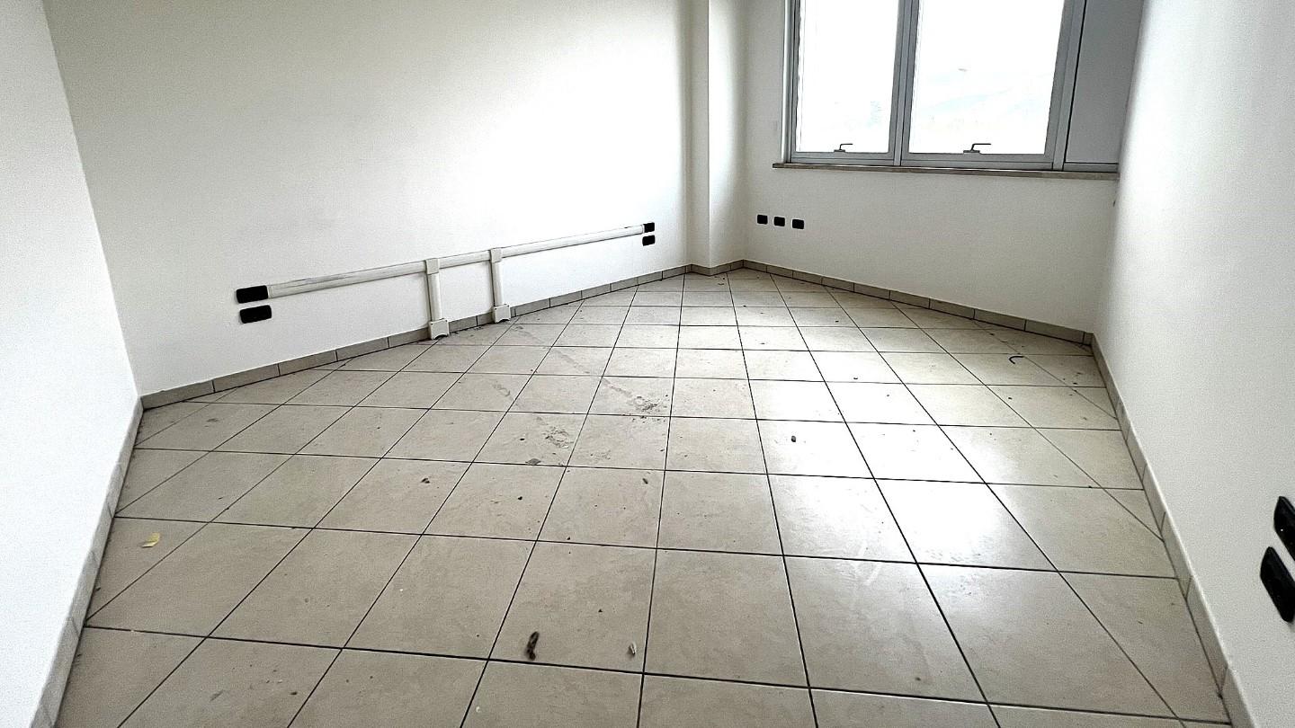 Ufficio in affitto a Cascina