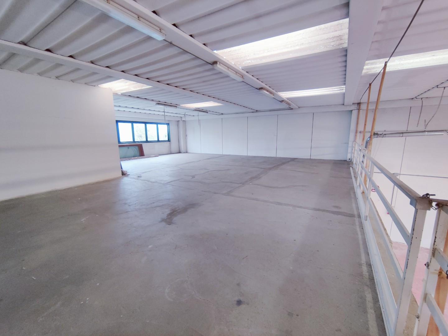 Locale commerciale in affitto a Cascina