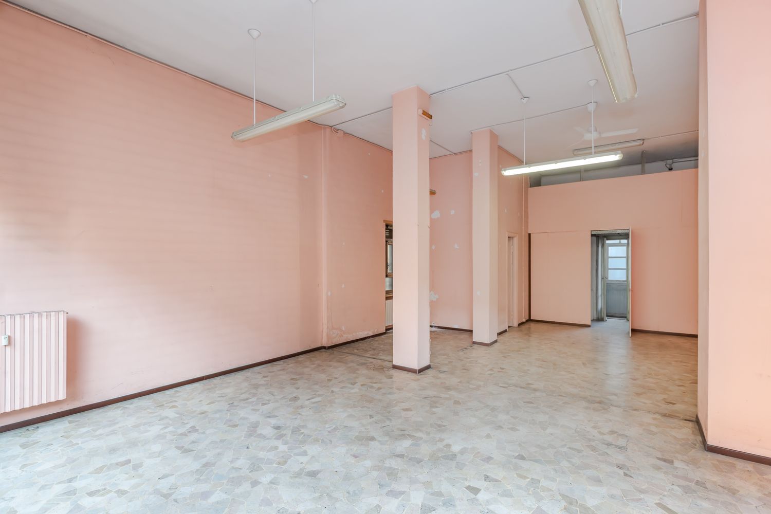 Locale commerciale in vendita a Torino, Lucento