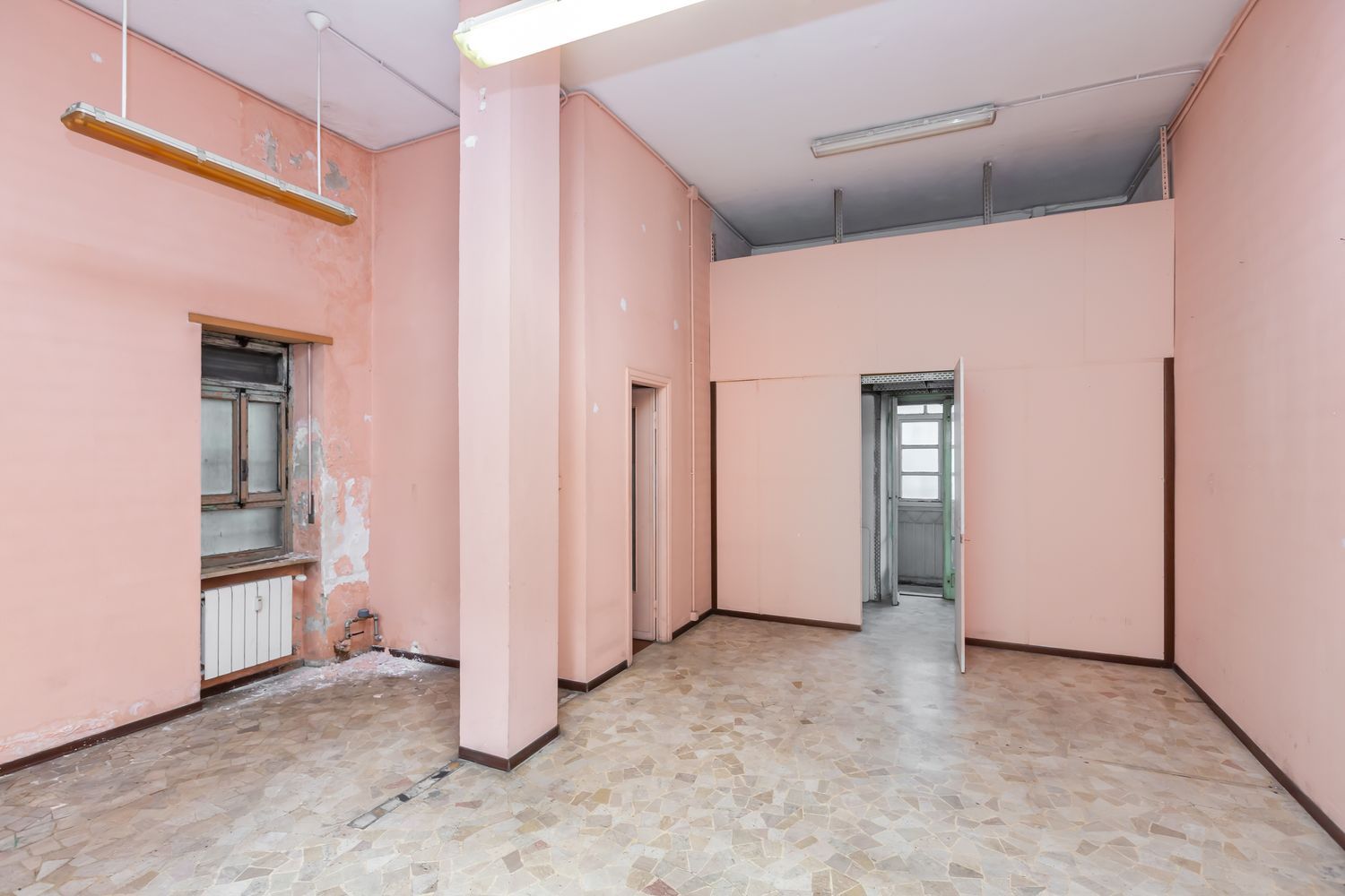 Locale commerciale in vendita a Torino, Lucento