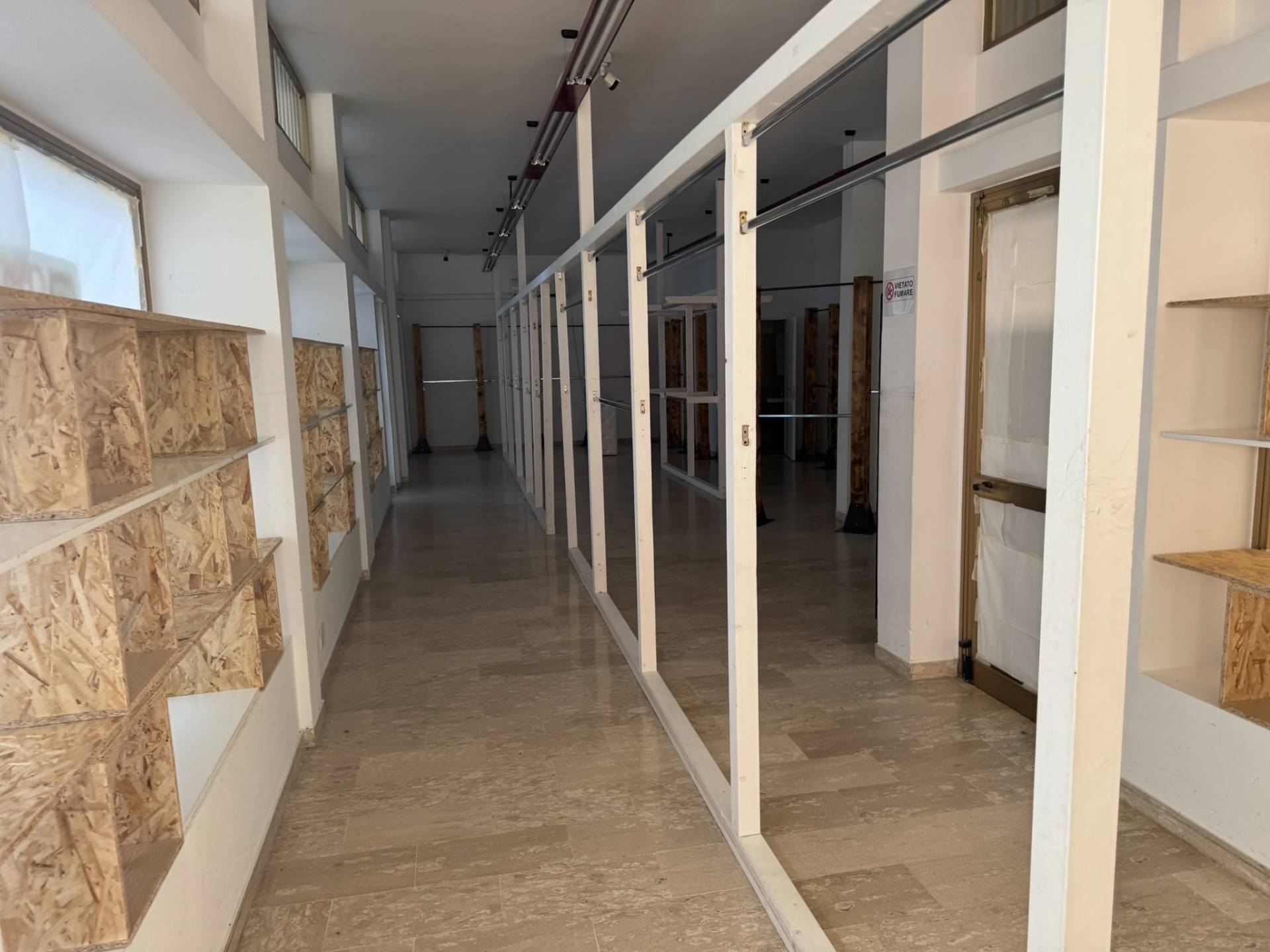 Locale commerciale in affitto a Alba Adriatica, Zona Mare