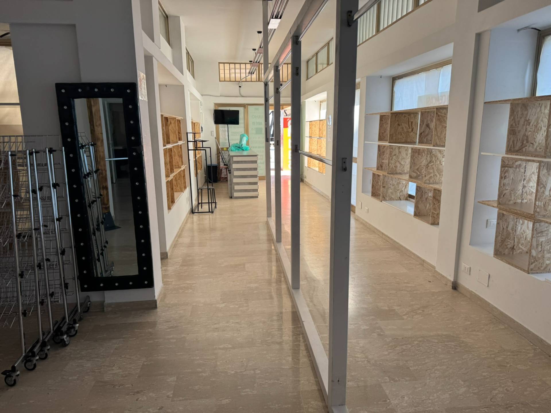 Locale commerciale in affitto a Alba Adriatica, Zona Mare