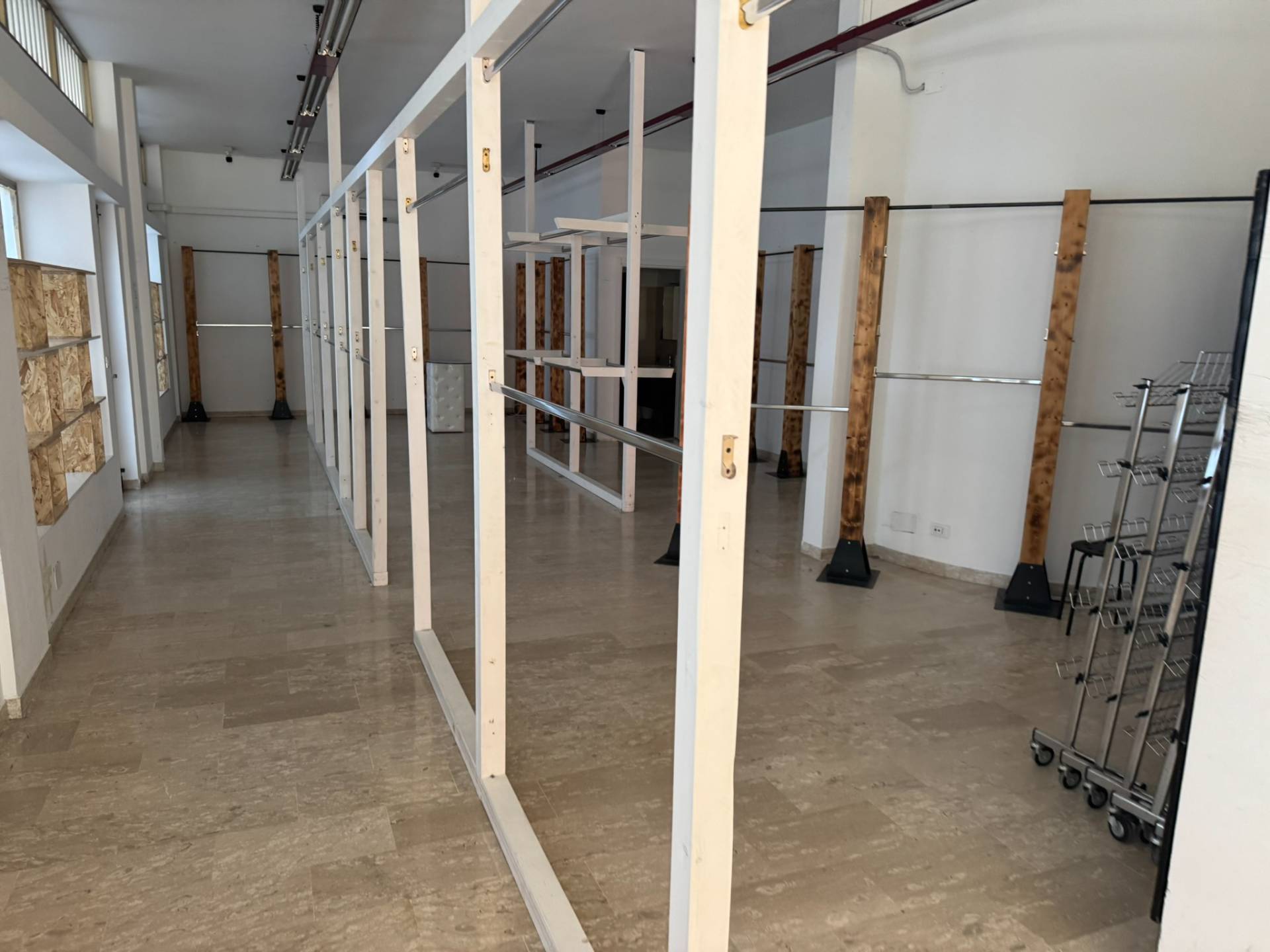 Locale commerciale in affitto a Alba Adriatica, Zona Mare