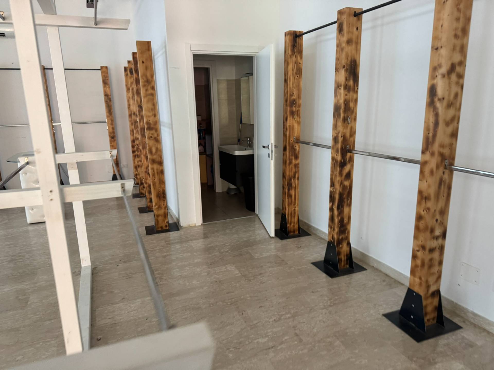 Locale commerciale in affitto a Alba Adriatica, Zona Mare