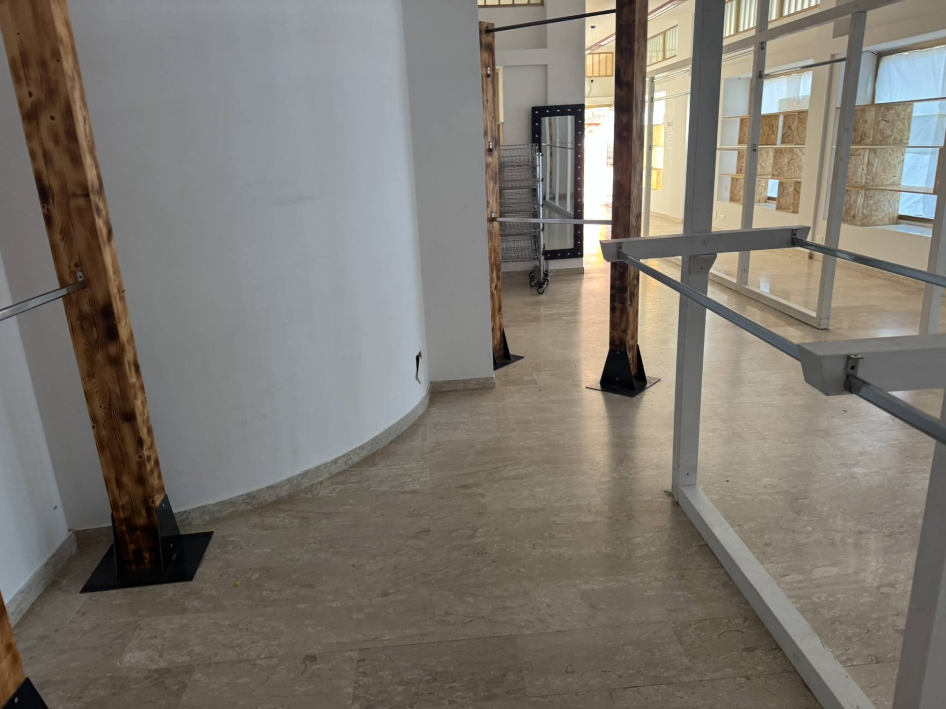 Locale commerciale in affitto a Alba Adriatica, Zona Mare