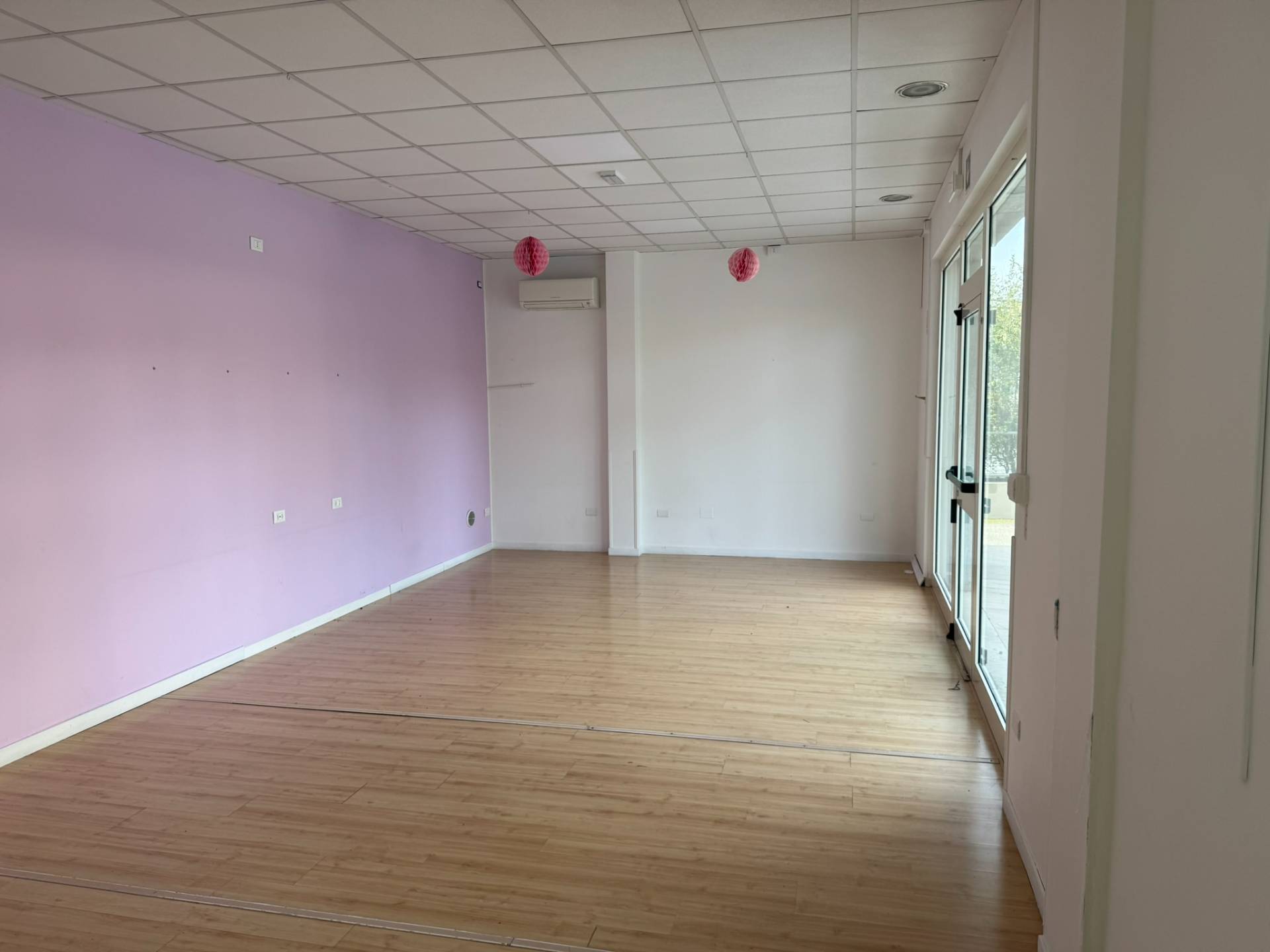 Locale commerciale in affitto a Alba Adriatica, Zona Mare