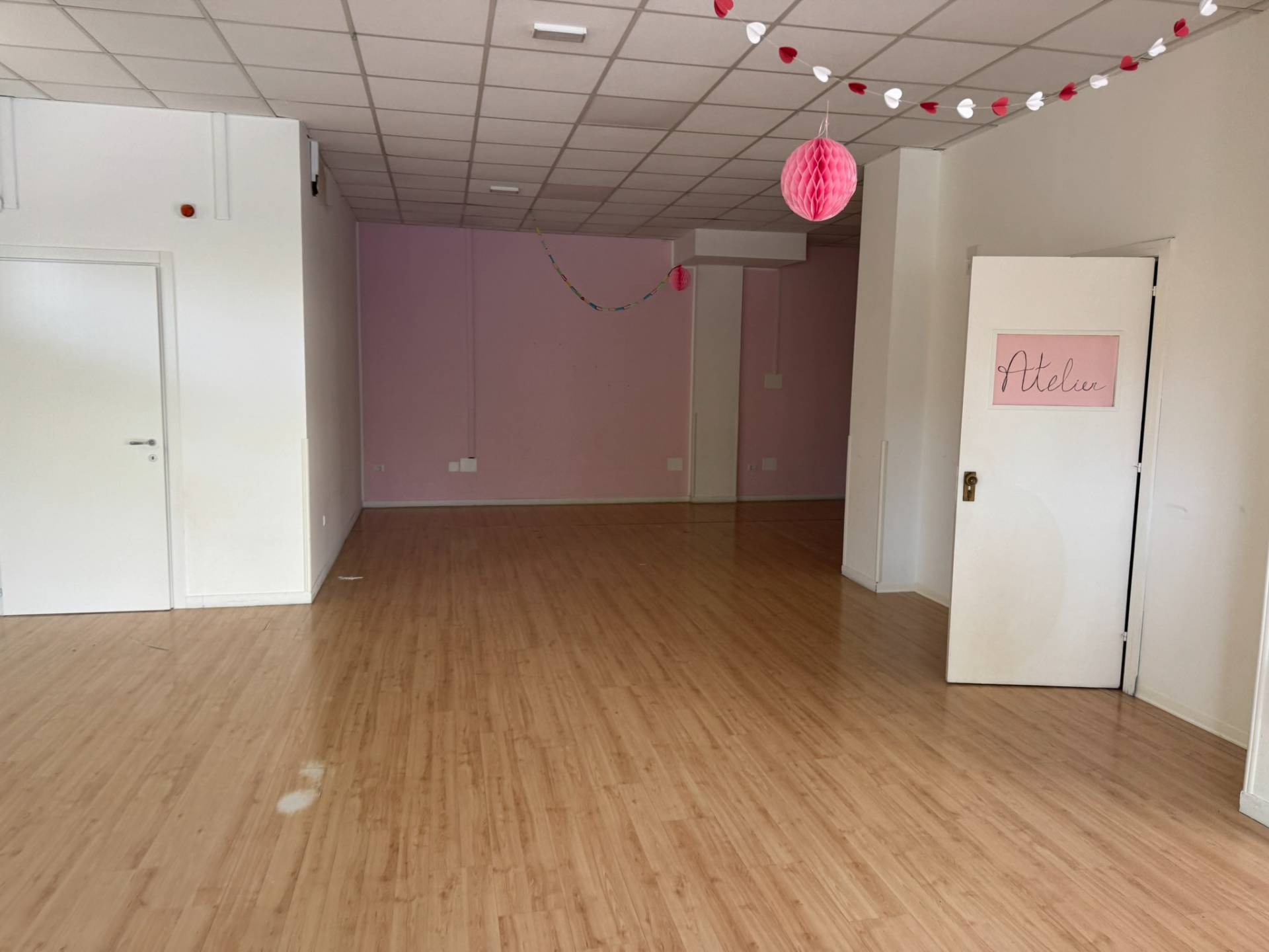 Locale commerciale in affitto a Alba Adriatica, Zona Mare