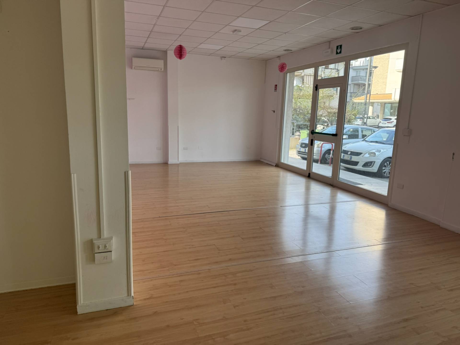 Locale commerciale in affitto a Alba Adriatica, Zona Mare