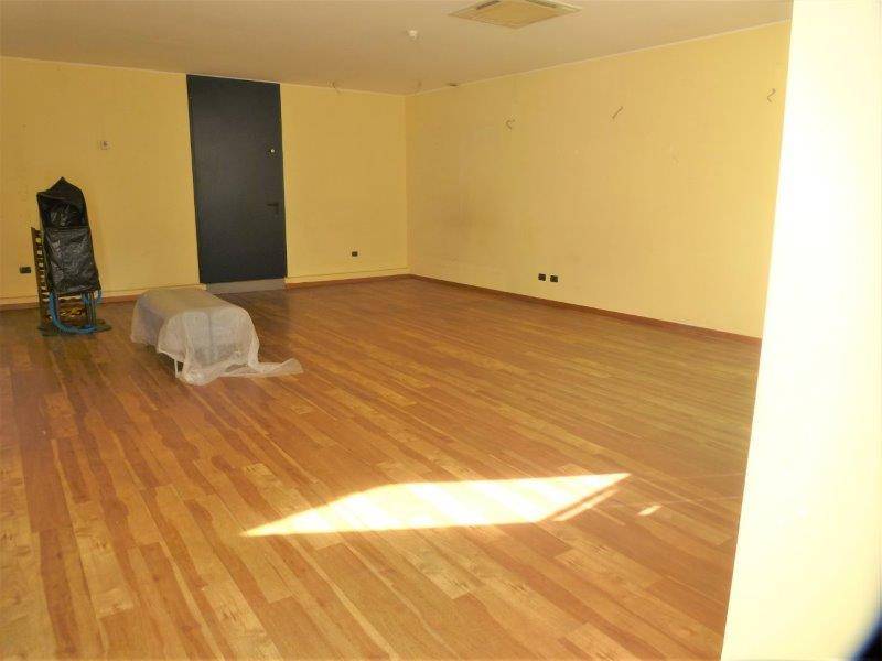 Locale commerciale in affitto a Giulianova