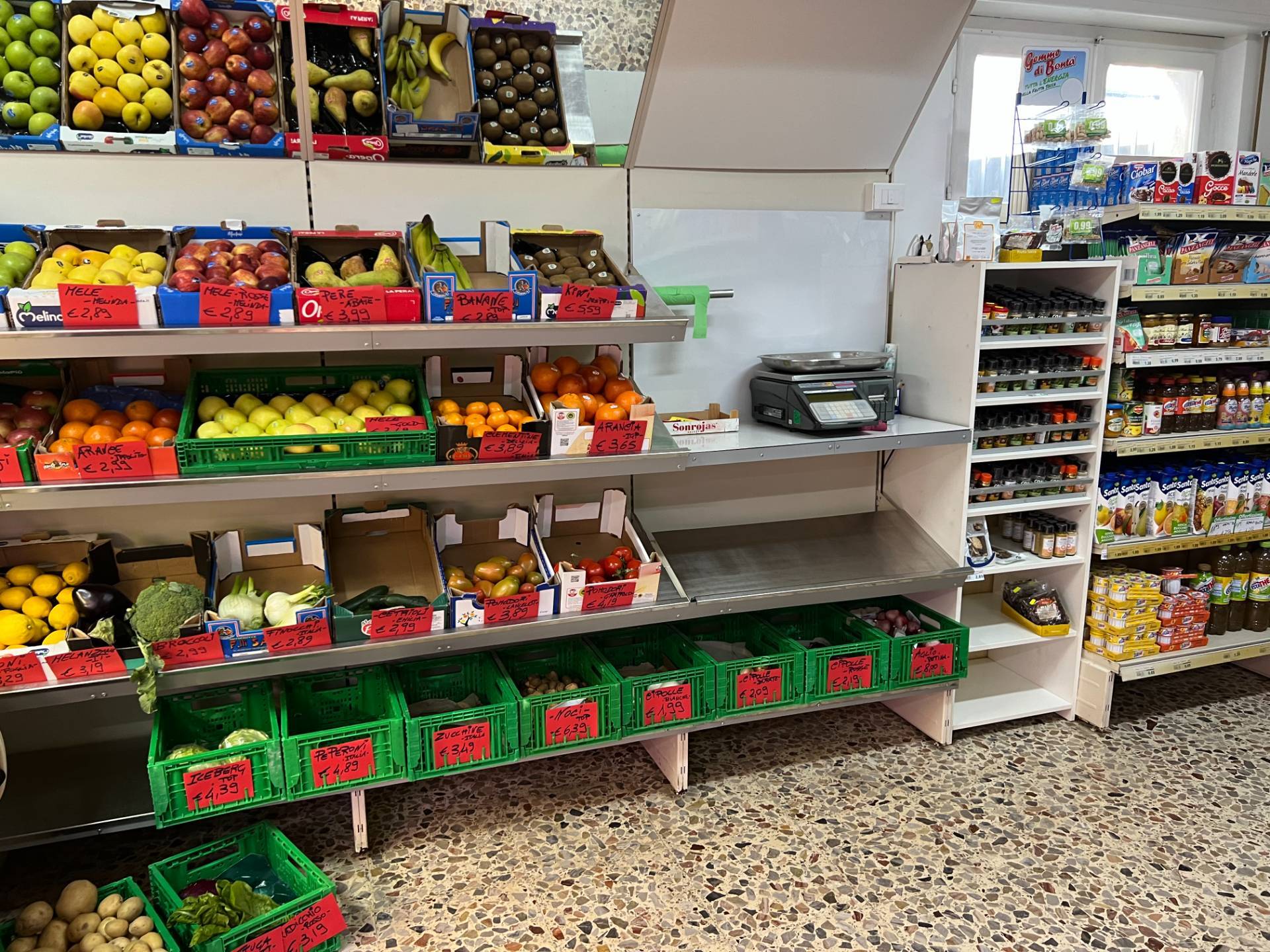 Locale commerciale in vendita a Alba Adriatica, Zona Mare