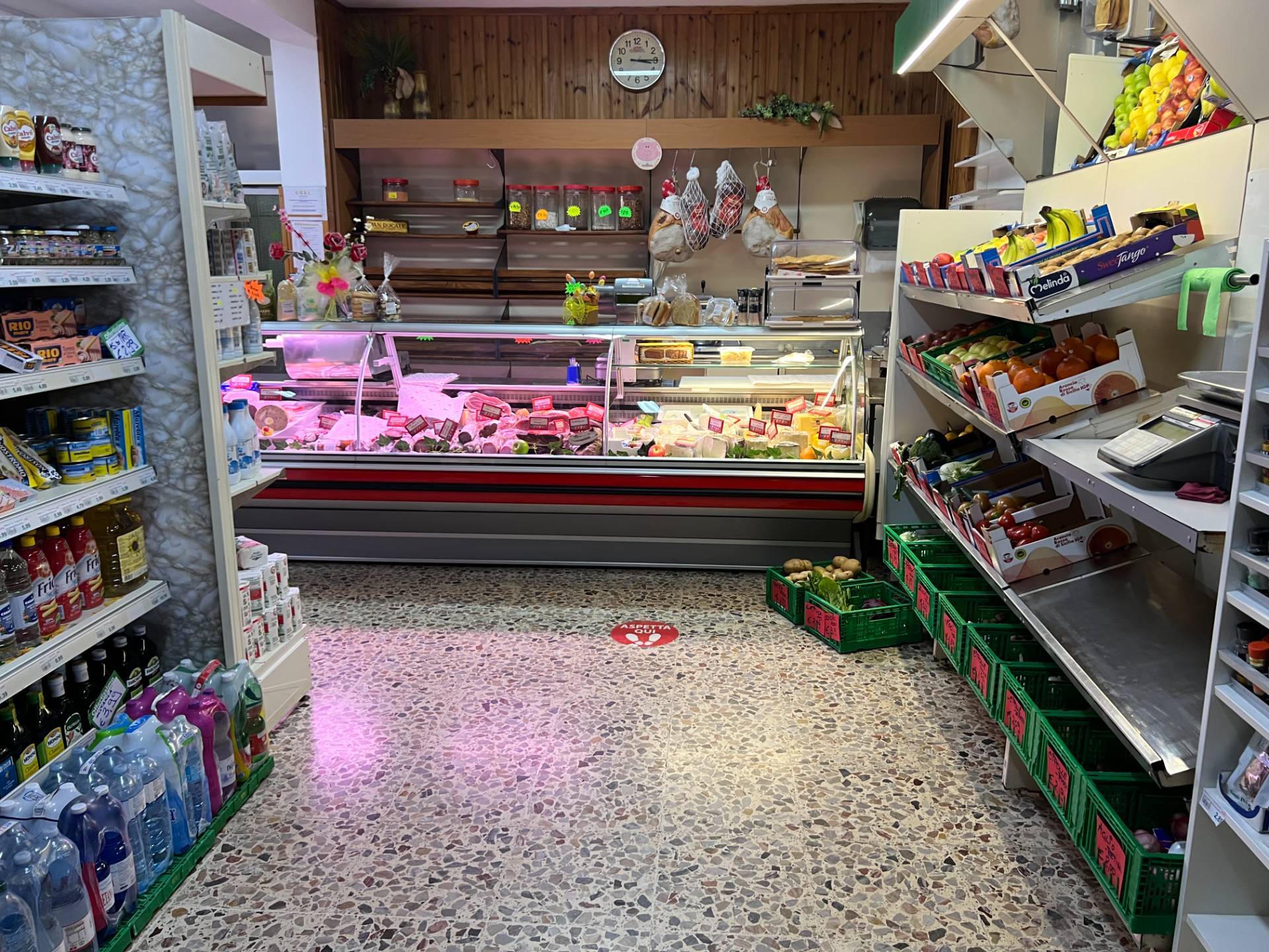 Locale commerciale in vendita a Alba Adriatica, Zona Mare