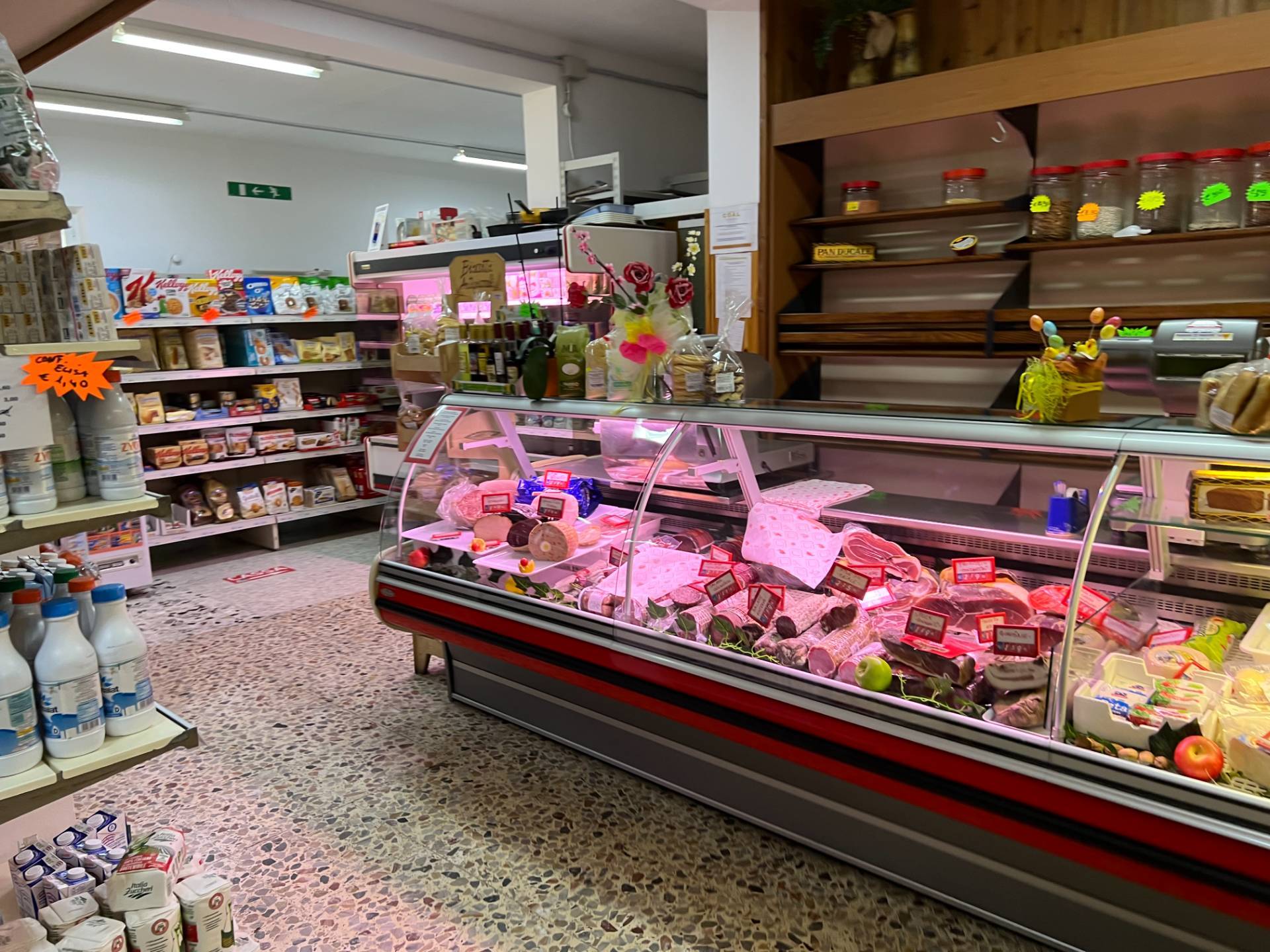 Locale commerciale in vendita a Alba Adriatica, Zona Mare