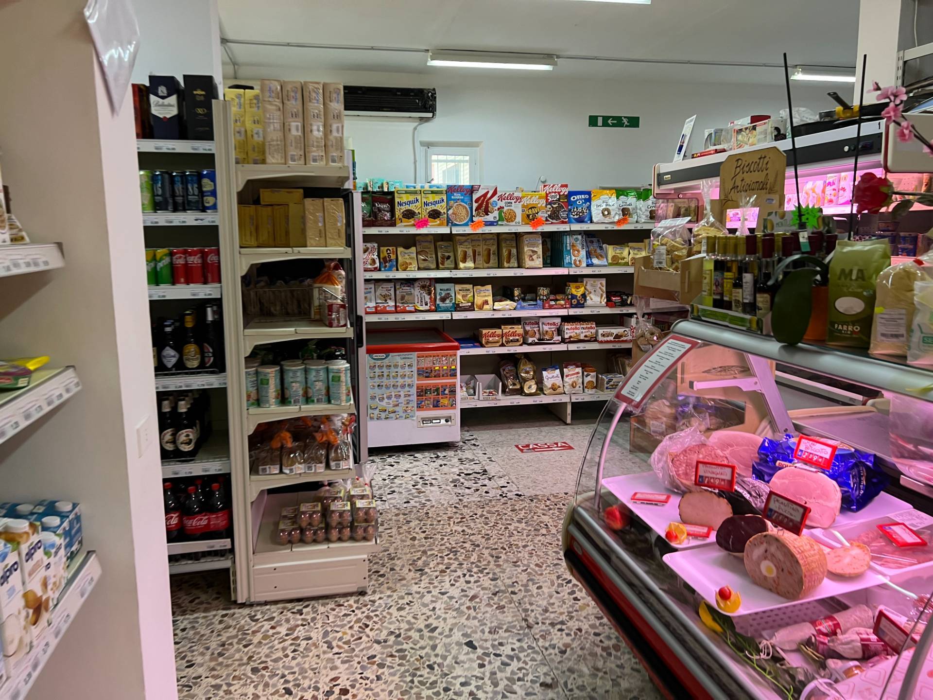 Locale commerciale in vendita a Alba Adriatica, Zona Mare